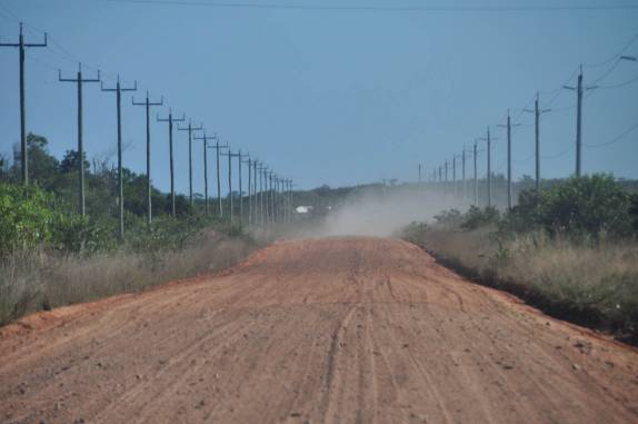 Longo trecho de estrada de terra no caminho para o sul de Belize